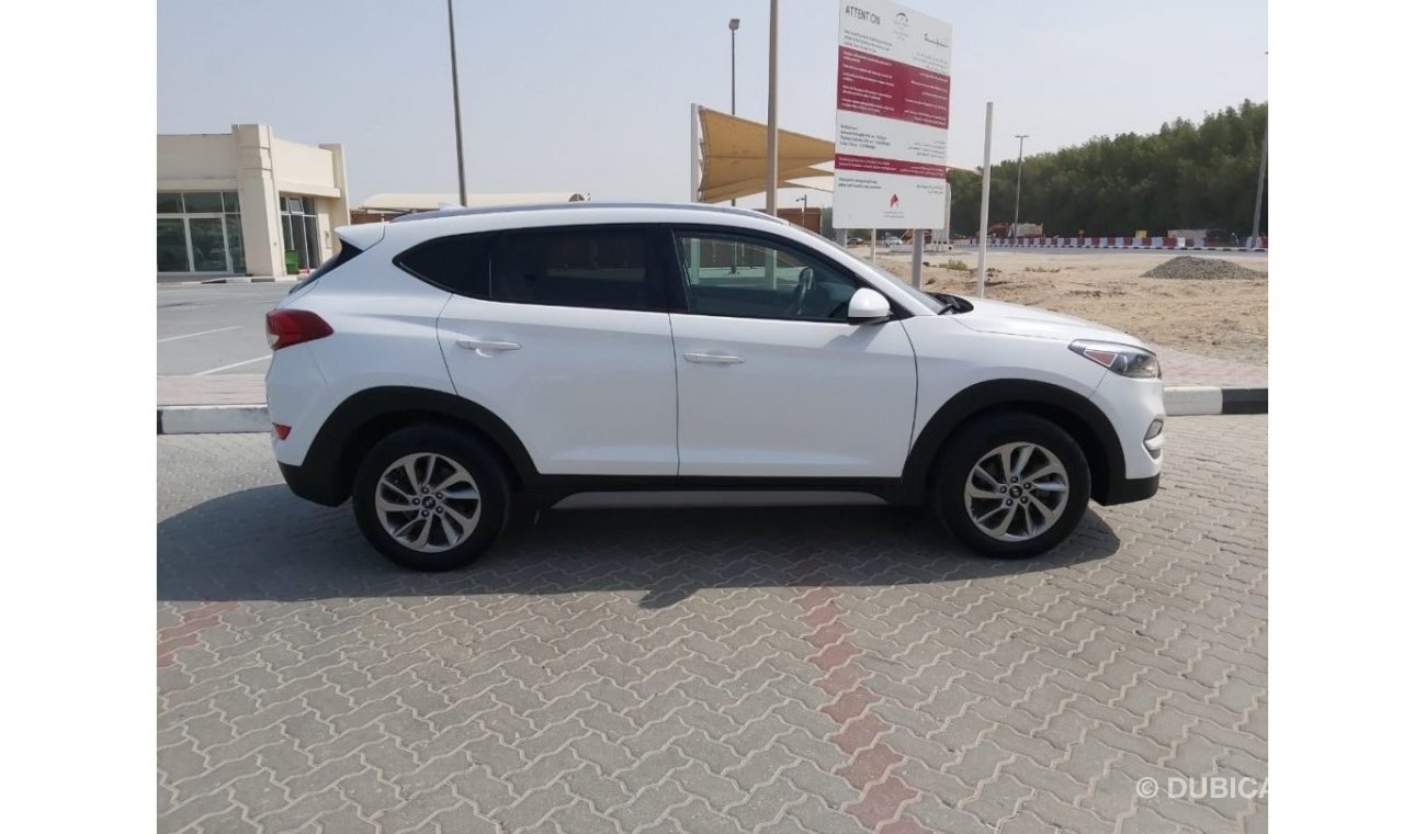 Hyundai Tucson SE - Very Clean Car