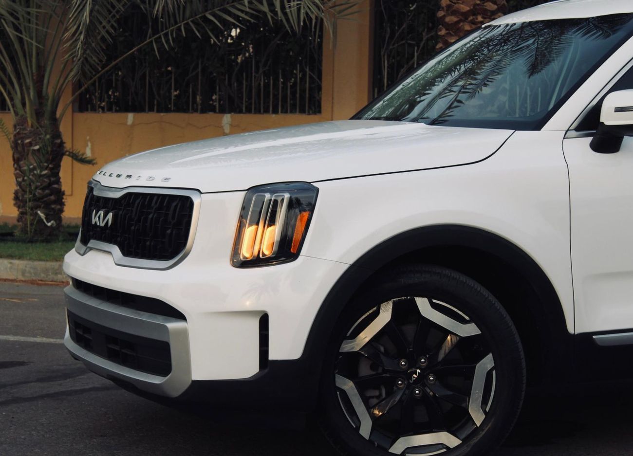 كيا تيلورايد The Kia Telluride is a popular 3-row, 7-8 seater midsize SUV, recognized for its luxurious, upscale 