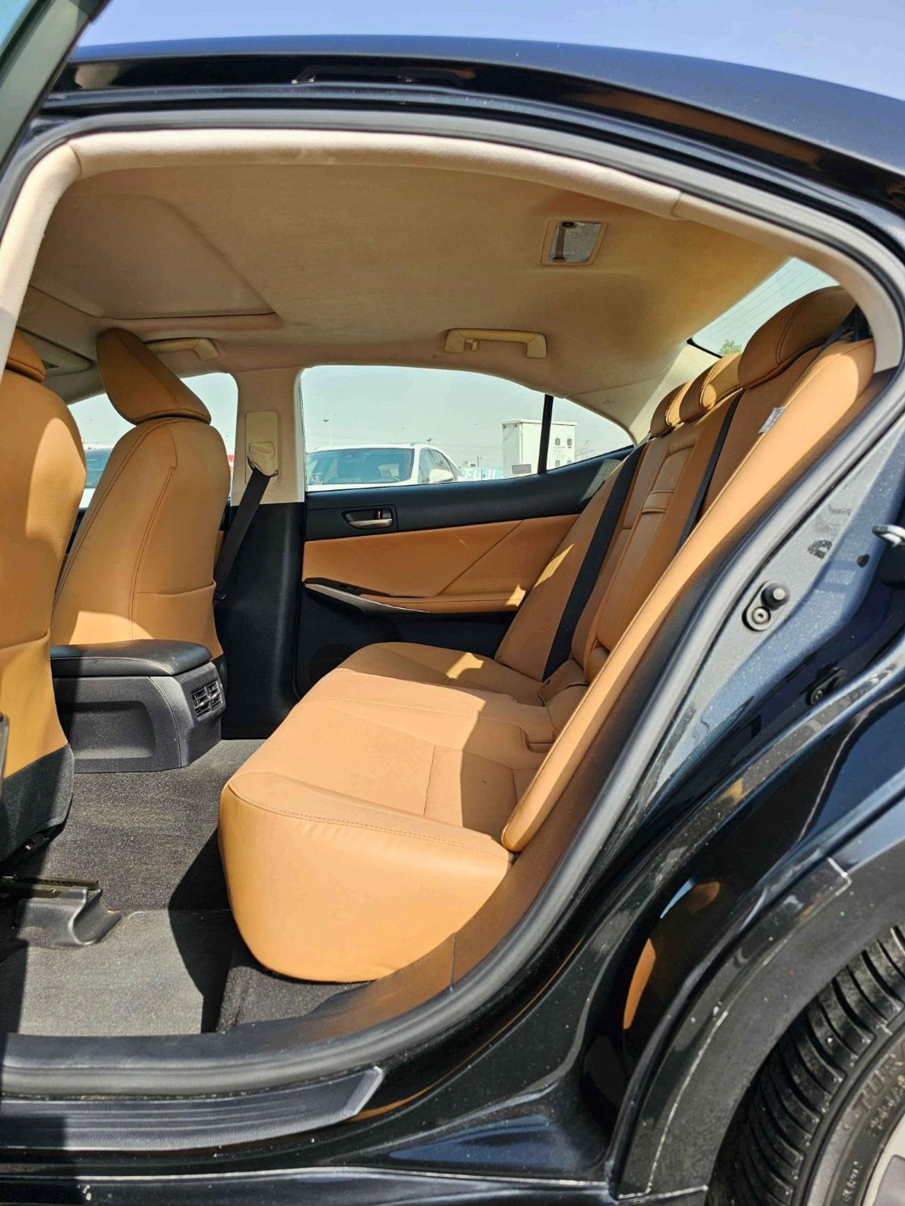 لكزس IS 300 / LOW MILEAGE/ V6 AWD/ LOT#36496