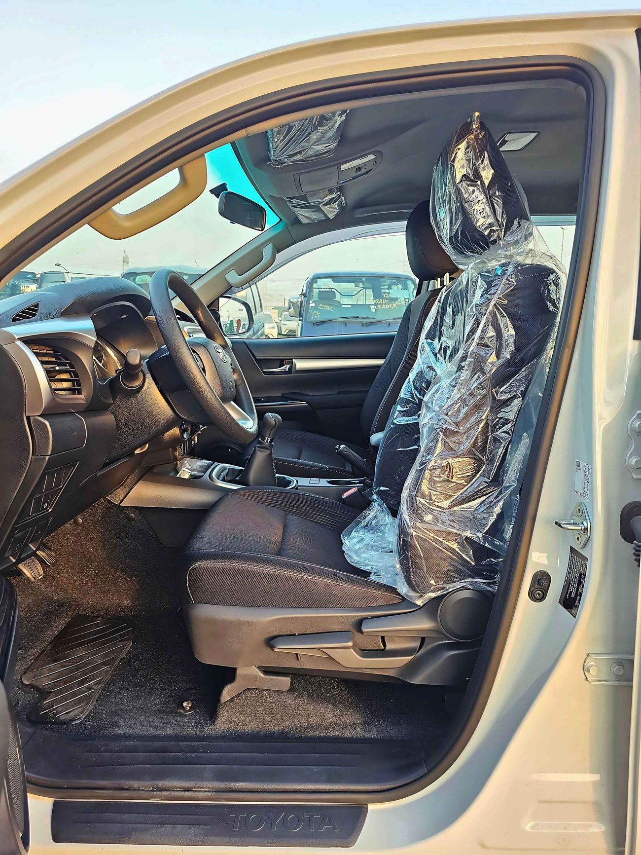 تويوتا هيلوكس WIDE BODY/ 2.7L Petrol / Manual Gear / Push Start / Auto A/C (CODE# HPDWMF)