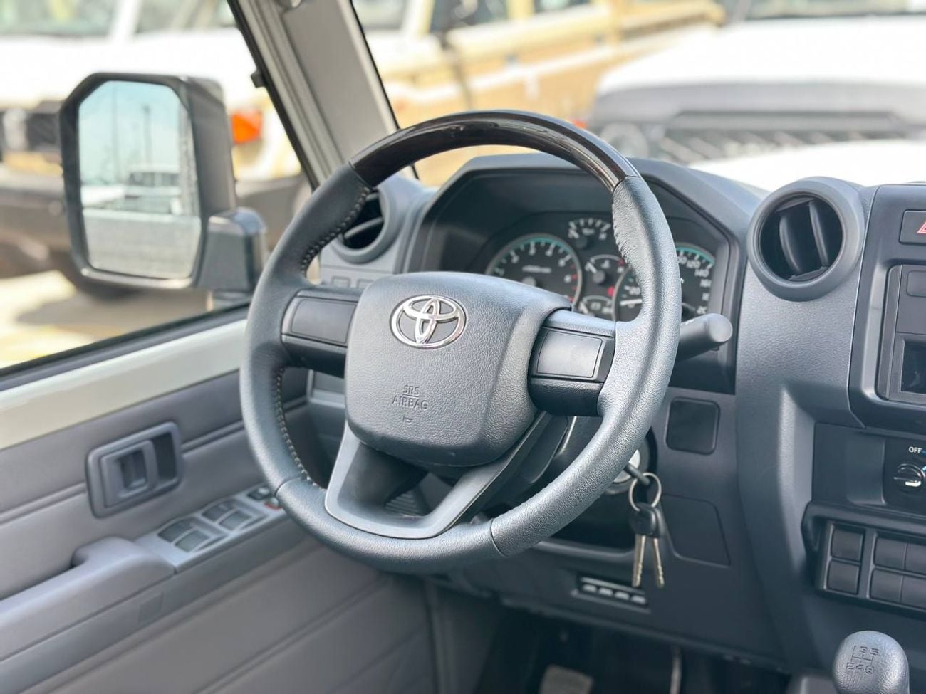 تويوتا لاند كروزر بيك آب LC79 دبل كابينة 4.0 لتر PTR ناقل حركة يدوي // 2025 // خيار قياسي مع نوافذ كهربائية // عرض خاص // من