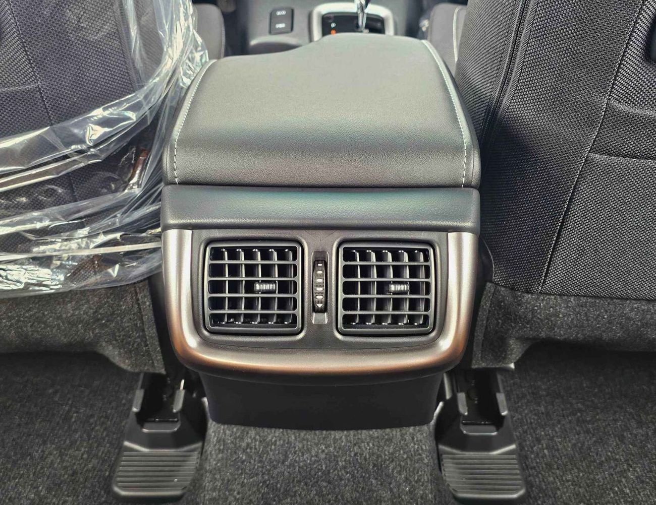 تويوتا هيلوكس SR5 TRD WOOD INTERIOR W VISOR / 4.0L PETROL V6 4WD / BLIND SPOT / DIFFLOCK / DVD+CAMERA (CODE # H6A)