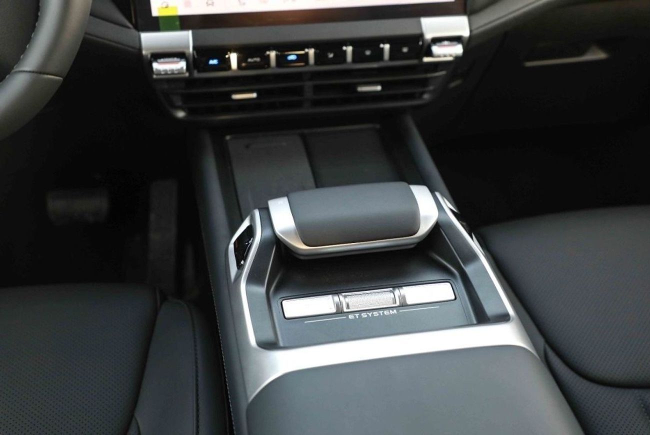 Changan Deepal G318 2024 Changan Deepal G318 Air Suspension - Plug-in Hybrid - White inside Black