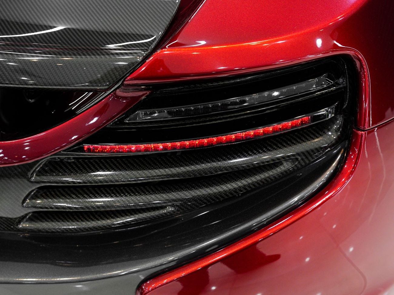 مكلارين 650S سبايدر نظام رفع، حزمة الكربون، نظام صوت ميريديان، مواصفات دول مجلس التعاون الخليجي!!