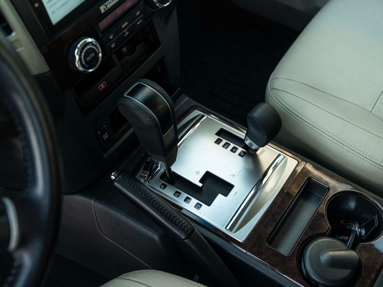 ميتسوبيشي باجيرو AED 1,415 PM • 3.8L PAJERO GLS TOP • ONLY 60,000 KMS • GOLD EMBLEM PACKAGE WITH RHINO ROOF-RACK