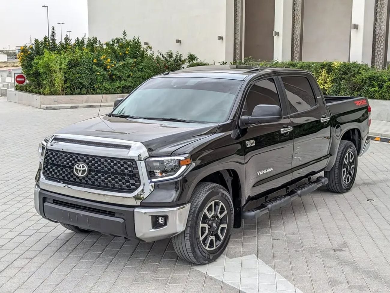 Toyota Tundra CrewMax Limited | 5.7L i-Force V8 | Full Size Luxury Pickup