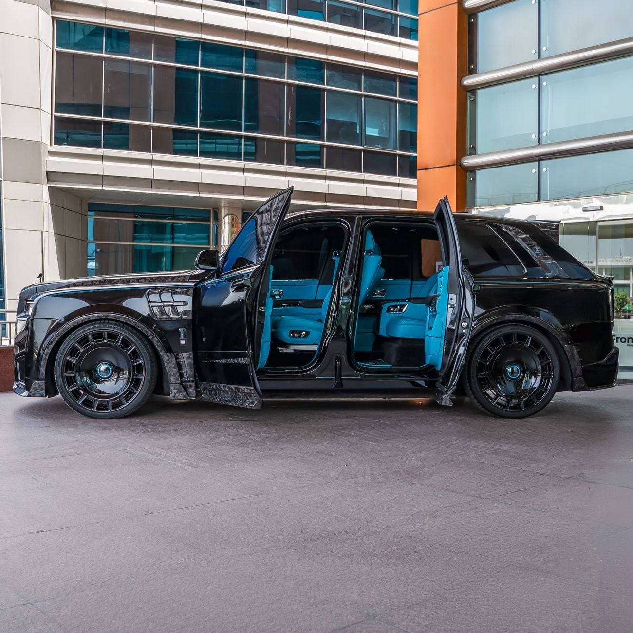 رولز رويس كولينان  2025  ROLLS ROYCE CULLINAN MANSORY  DONE ONLY 15,000KM