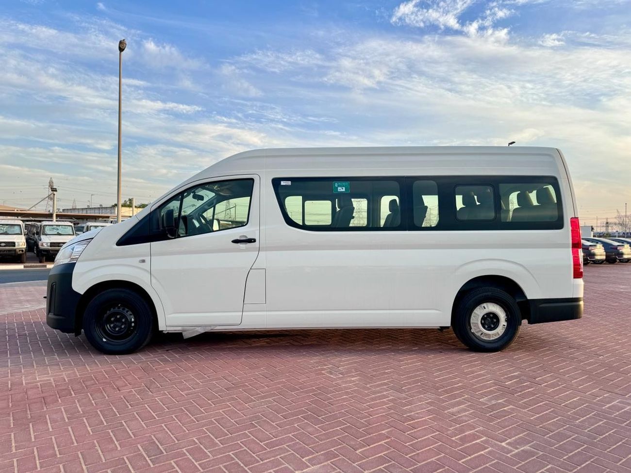 تويوتا هاياس Toyota Hiace13 Seaters bus 6V 3.5L - MT