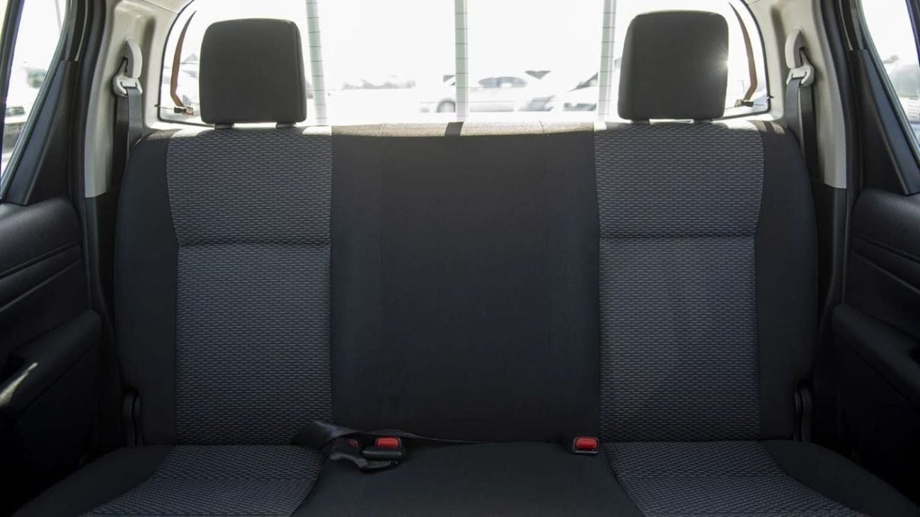 تويوتا هيلوكس GL HILUX 2.4L MED OPTION
