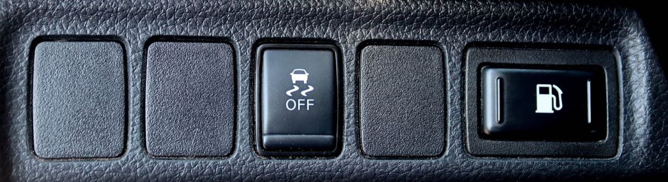 Nissan Navara Std 2.5L 4WD M/T Nissan Navara 4WD 2019 GCC Original Paint accident-free in excellent condition 1046