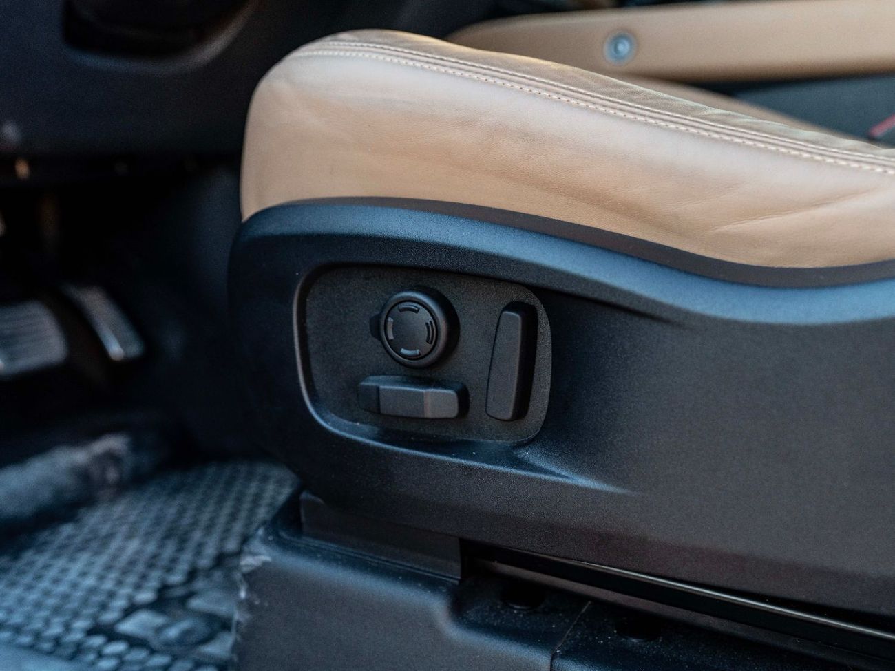 لاند روفر ديفندر P400 110 X-Dynamic HSE 3.0L (5 Seater)