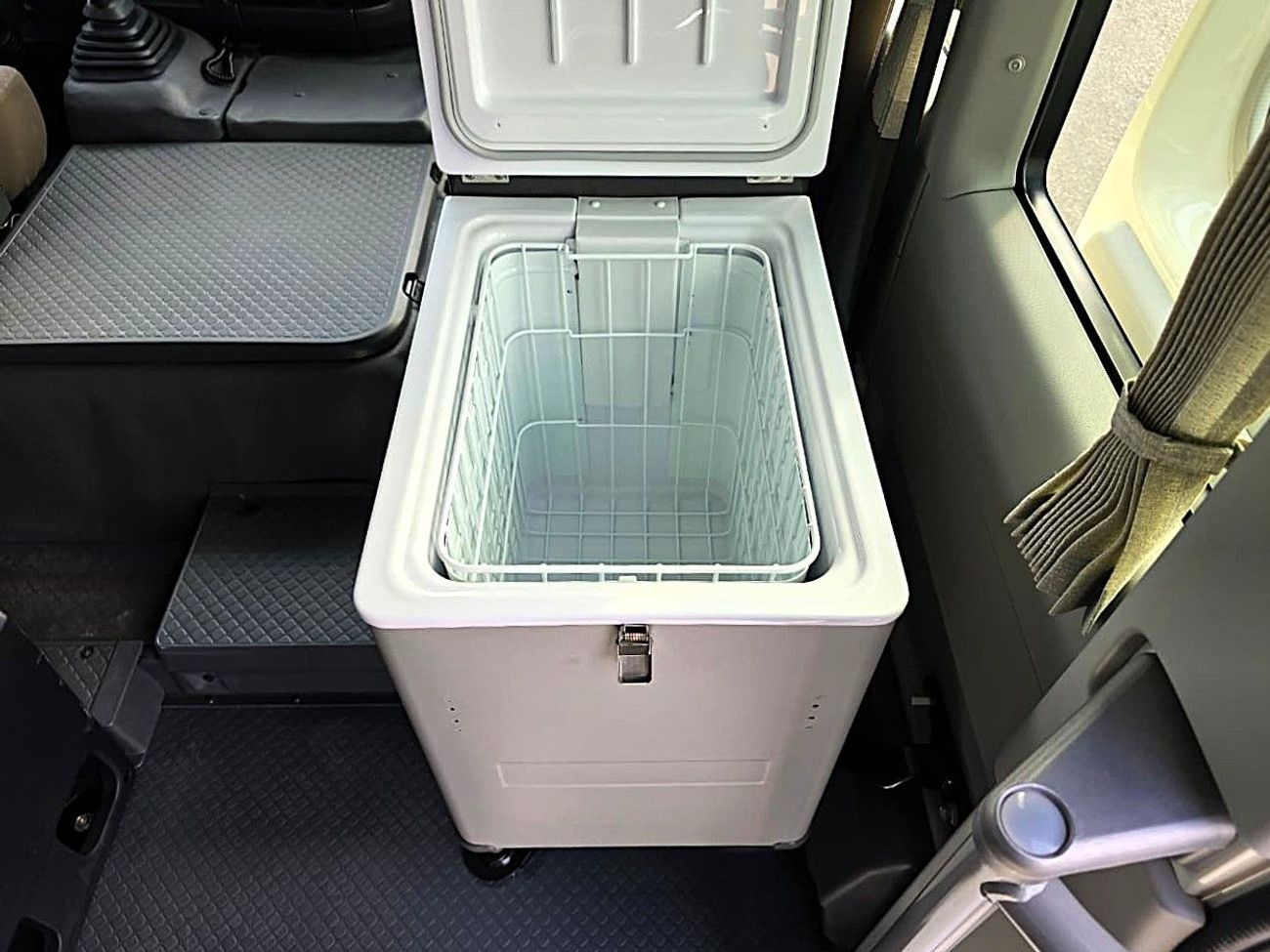 Toyota Coaster Toyota Coastor Vip 4.2l diesel M/T 22 seats with Electric Door and Cool Box White Color 2026 Model