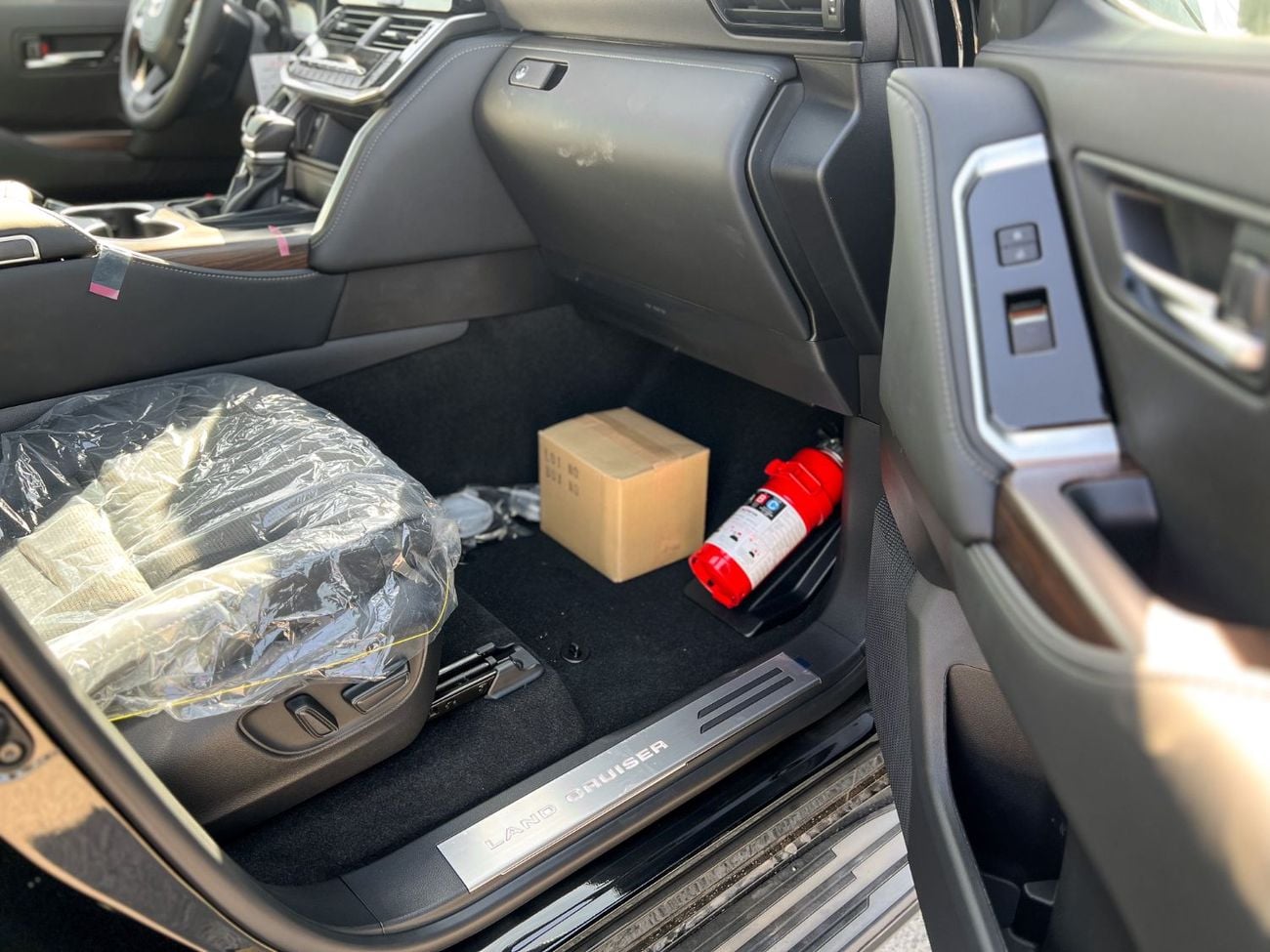Toyota Land Cruiser EXPORT ONLY - 2026 LC300 VX 4.0L (Black Interior) (GCC Specification)