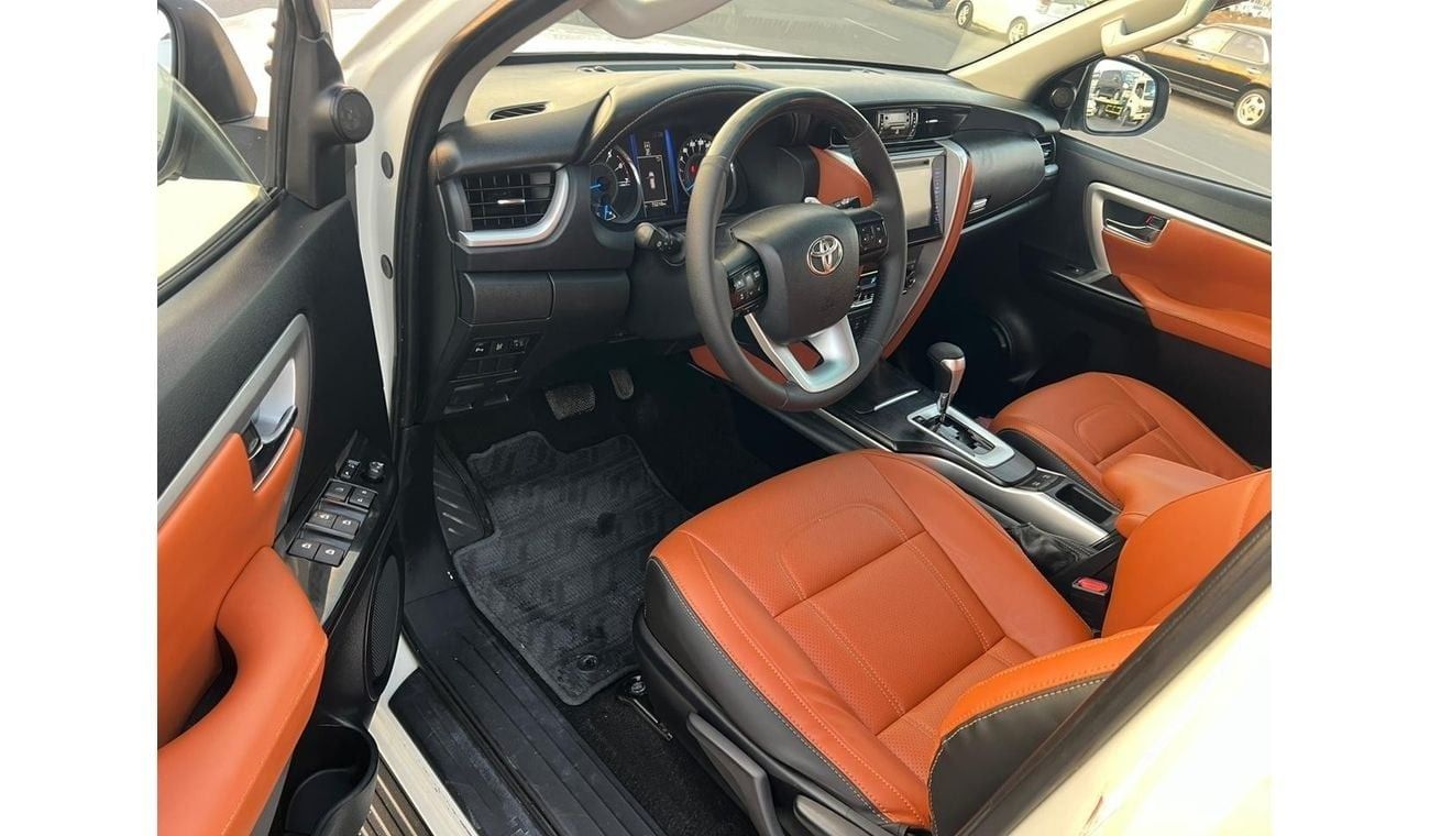 Toyota Fortuner 2017 TOYOTA FORTUNER GXR V6 4X4  FULL OPTION - PUSH START - LEATHER SEATS - REAR CAM - STEERING GEAR