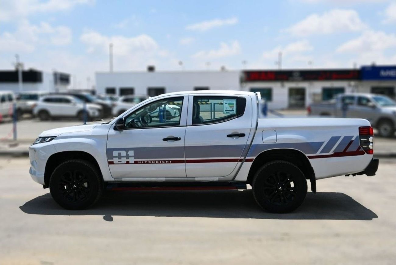 ميتسوبيشي L200 ميتسوبيشي L200 ديزل فل أوبشن أوتوماتيك 2.4 لتر أبيض من الخارج أسود من الداخل