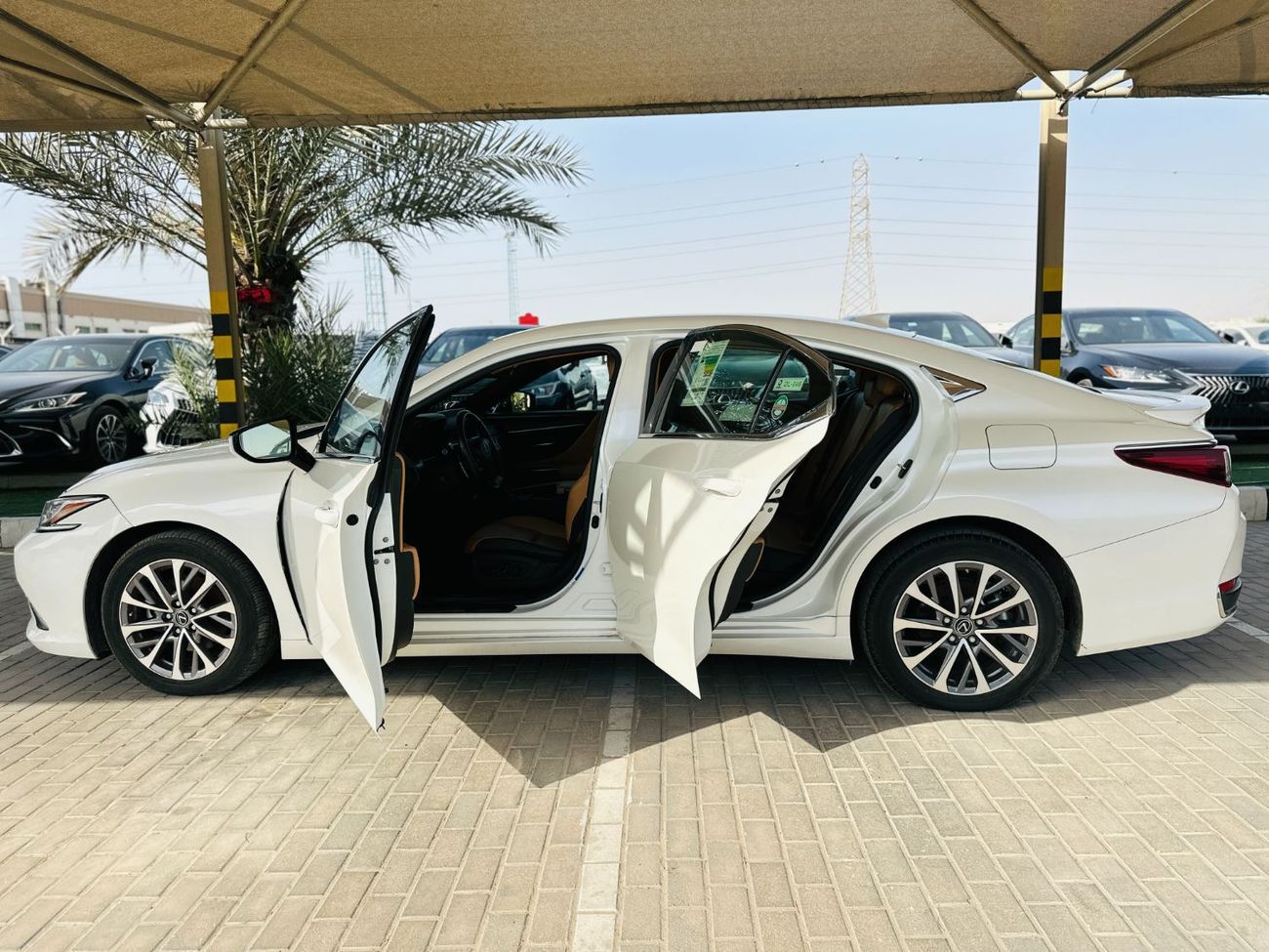 Lexus ES300h 2023 Lexus ES 300H - White inside Brown