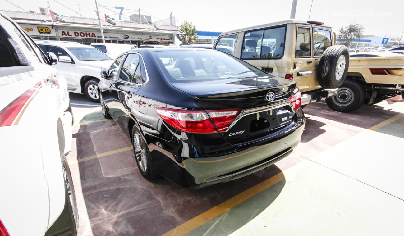 Toyota Camry SE Hybrid