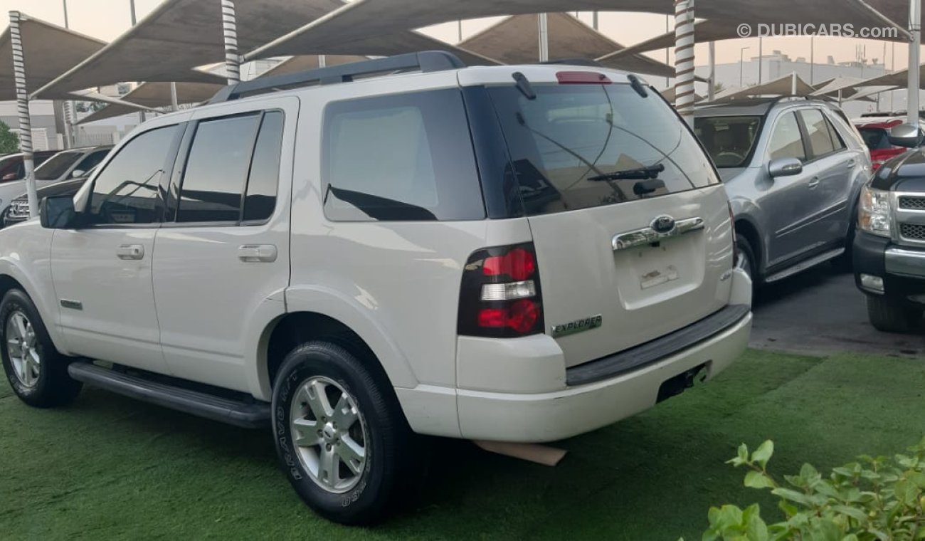 فورد إكسبلورر خليجى رقم 2 مثبت سرعة - رنجات - حساسات - شاشة - تحكم كاميرا خلفية بحالة ممتازة لاتحتاج لأى مصاريف