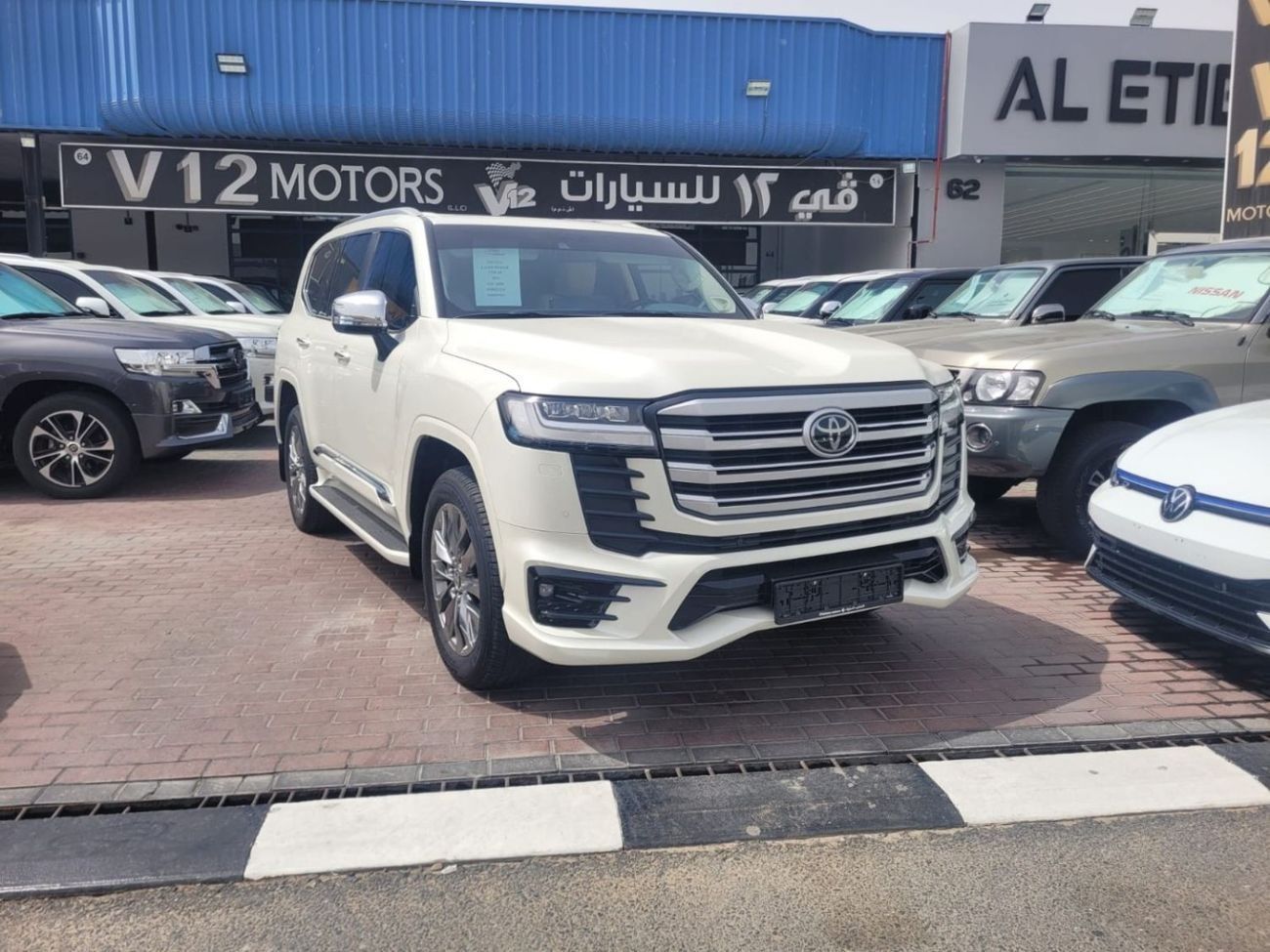 Toyota Land Cruiser VXR 4.0L TOYOTA LANDCRUISER VXR 4.0 4 YEARS WARRANTY FROM ALFUTTAIM