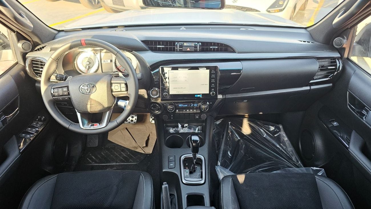 تويوتا هيلوكس Hilux 2.8 GR-SPORT 4WD AT 2026YM GCC WHITE WITH DIGITAL REAR VIEW MIRROR