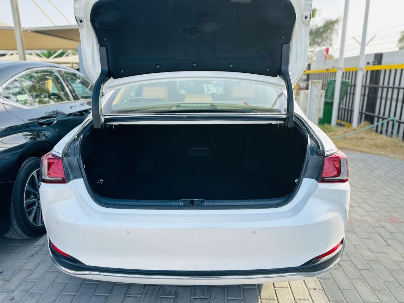 لكزس ES300h 2023 Lexus ES 300H - White inside Brown