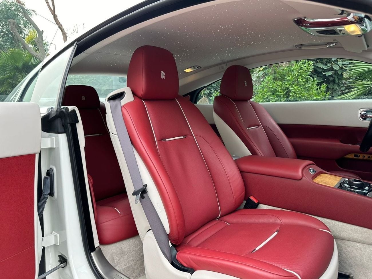 رولز رويس واريث 2015 Rolls Royce Wraith | GCC Specs | 6.6L V12 | 624 HP | 66k KM | WHITE/RED | Starlight Headliner |