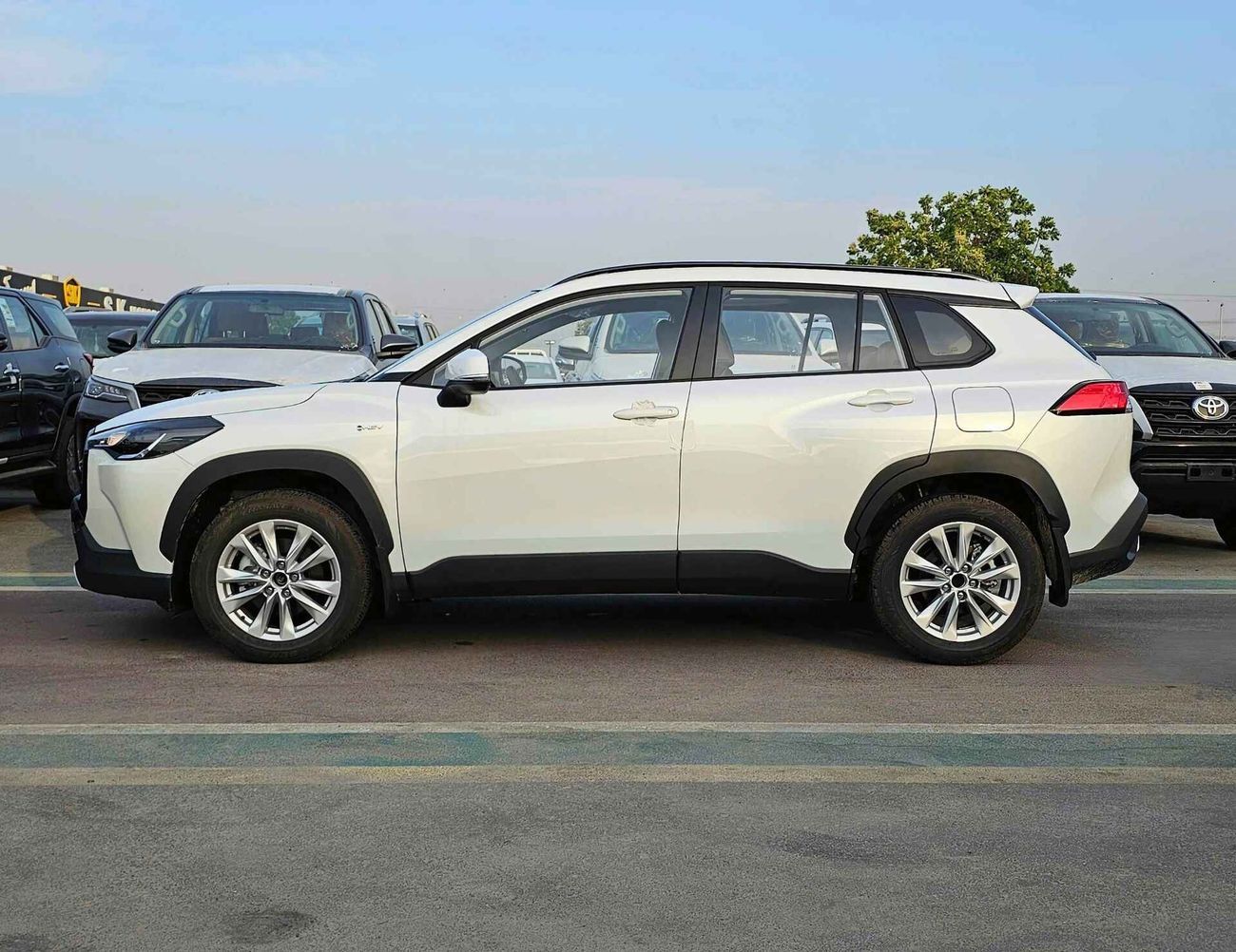 Toyota Corolla Cross HYBRID FULL OPTION / 2.0L V4 / LEATHER + ELECTRIC SEAT / MUD GUARD /SUNROF / CODE # HYBRID