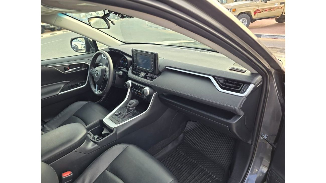 Toyota RAV4 *Offer* 2020 Toyota RAV4 XLE 4x4 AWD Hybrid Full option - UAE PASS 5% VAT Applicable for UAE Registr