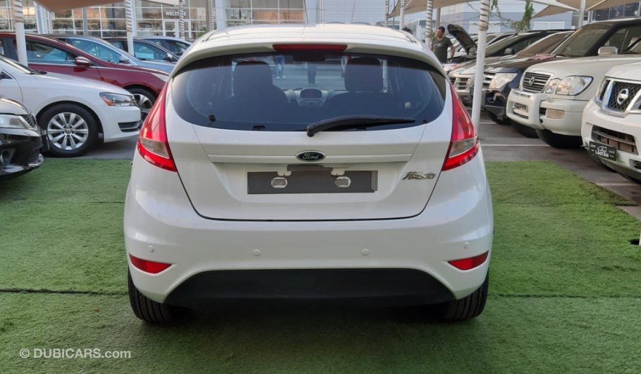 Ford Fiesta Gulf - No. 2 - without accidents - alloy wheels - rear spoiler - cruise control in excellent conditi