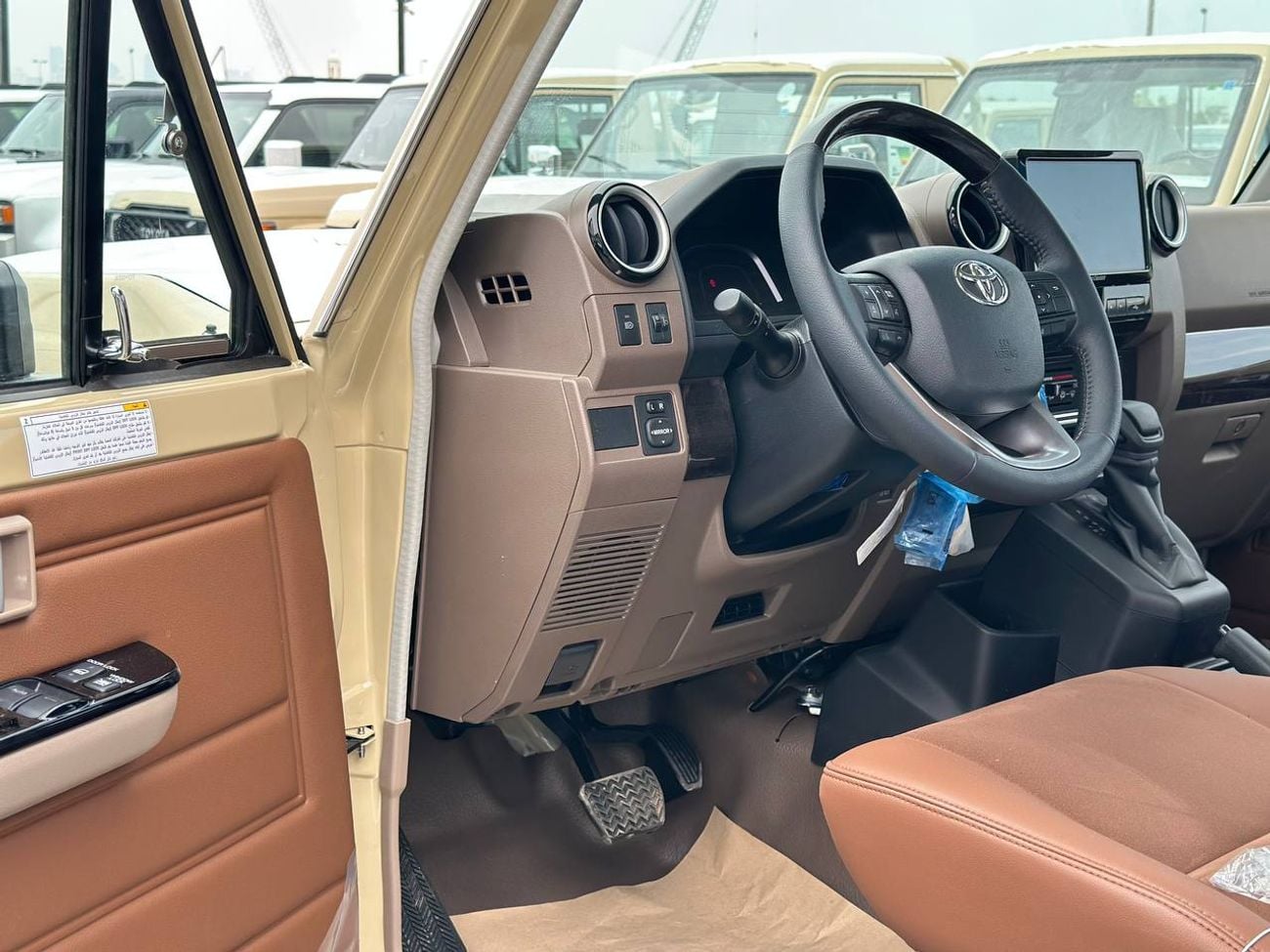 تويوتا لاند كروزر بيك آب S/C LC79 4.0 A/T PTR // 2026 // كاملة المواصفات مع رادار، صندوق تبريد، قفل تفاضلي، مشغل DVD وكاميرا