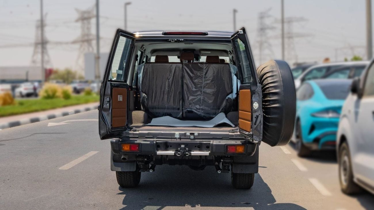 تويوتا لاند كروزر 70 2026 Toyota Land Cruiser LC76 4.0L AT Petrol Full Option (Gray)