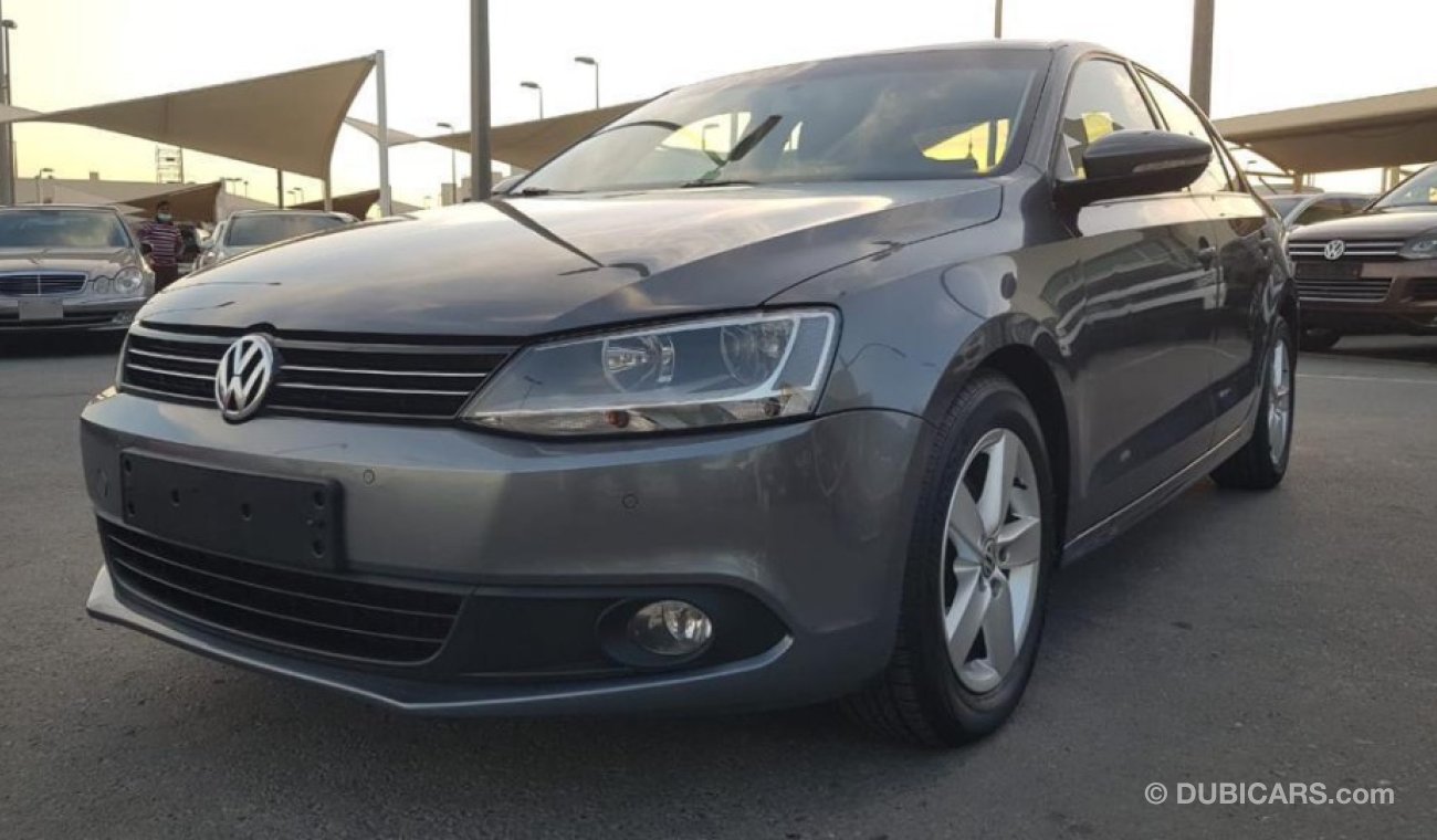 Volkswagen Jetta Getta model 2015 GCC car prefect condition full option sun roof leather seats back camera back air c