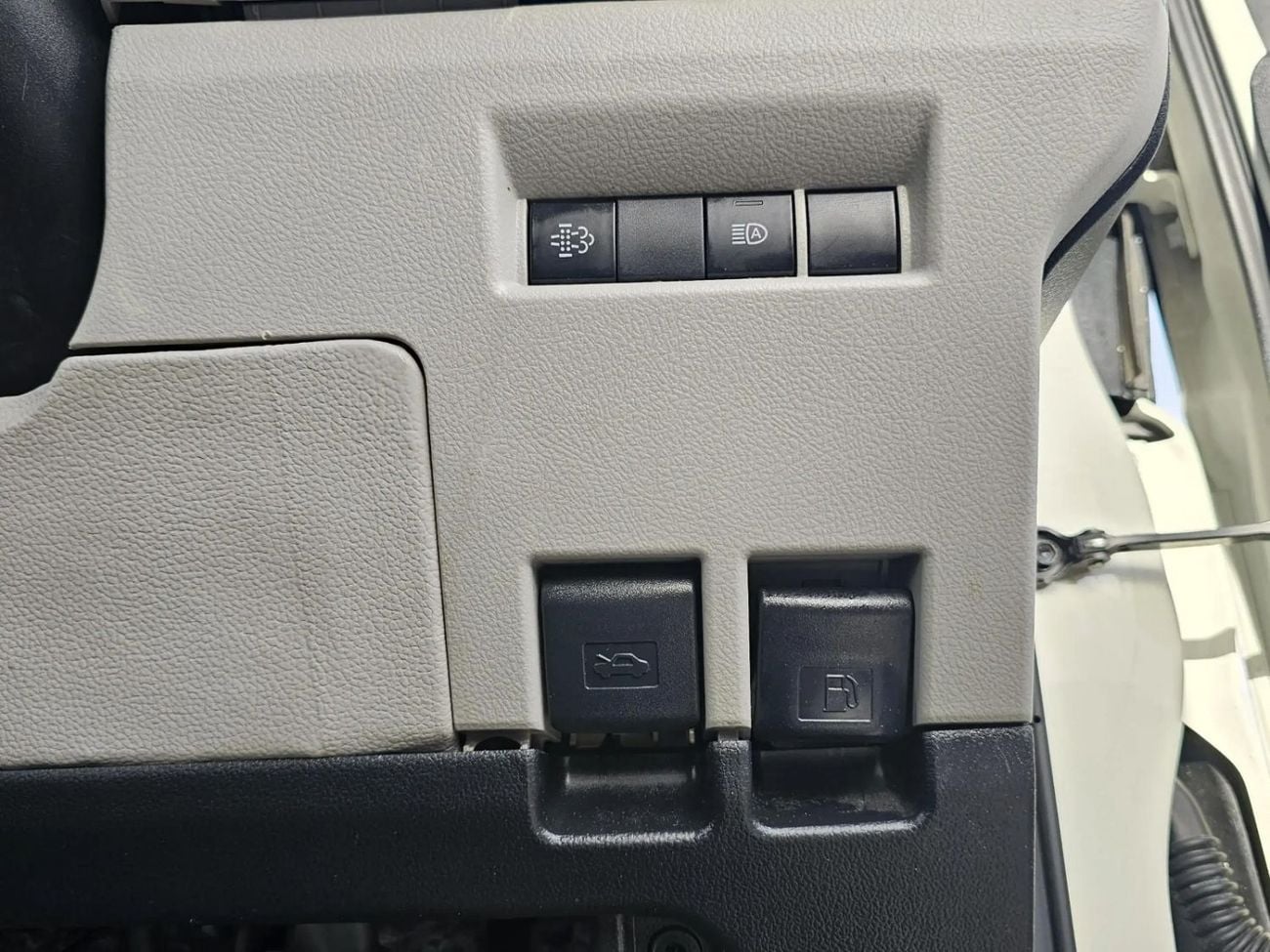 Toyota Hiace High-roof passenger Van DSL 2.8L Diesel Engine Automatic Gear 2WD 11 Deats 5 Doors