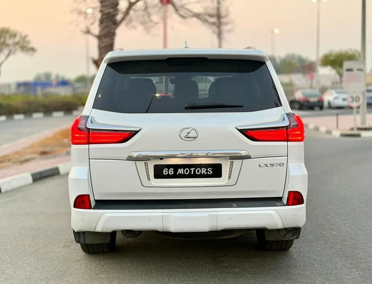 لكزس LX 570 بلاتينيوم - Canadian Specs
