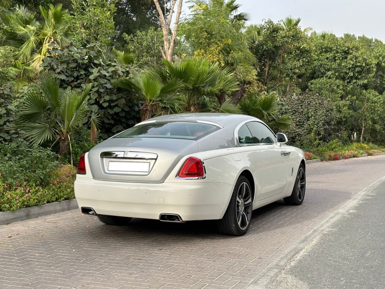 رولز رويس واريث 2015 Rolls Royce Wraith | GCC Specs | 6.6L V12 | 624 HP | 66k KM | WHITE/RED | Starlight Headliner |