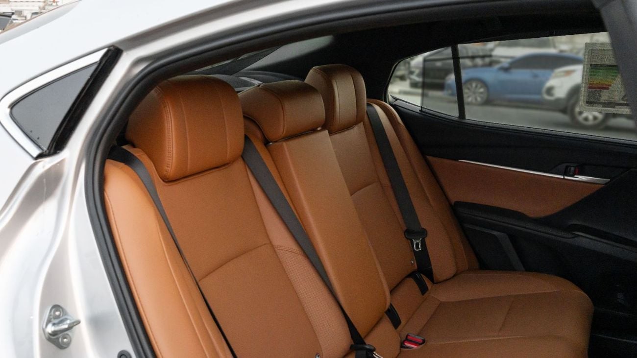 Toyota Camry 2026 Toyota Camry Lumiere 2.5L AT Hybrid (Silver-Tan)