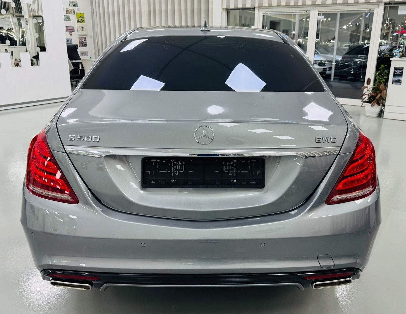 Mercedes-Benz S 500 AMG GCC .. FSH .. 25000 Km Only .. Original paint .. Brand New condition