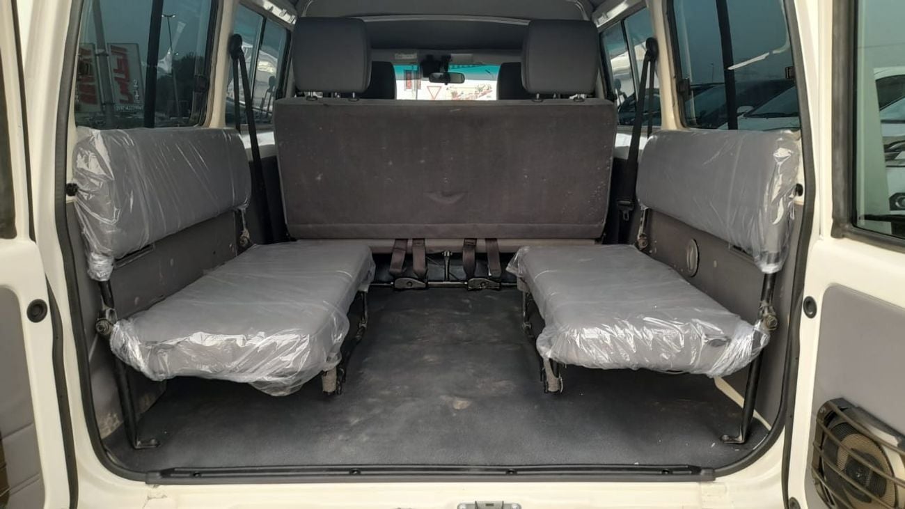 تويوتا لاند كروزر Right-Hand drive 3 door troop carrier V8 1VD diesel manual