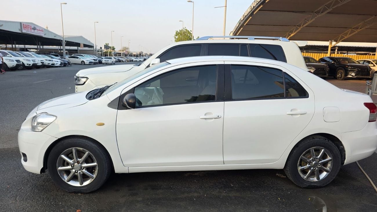 Toyota Yaris BASE