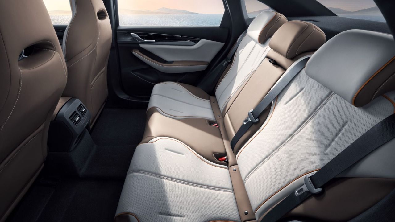 بي واي دي كين بلاس interior - Seats