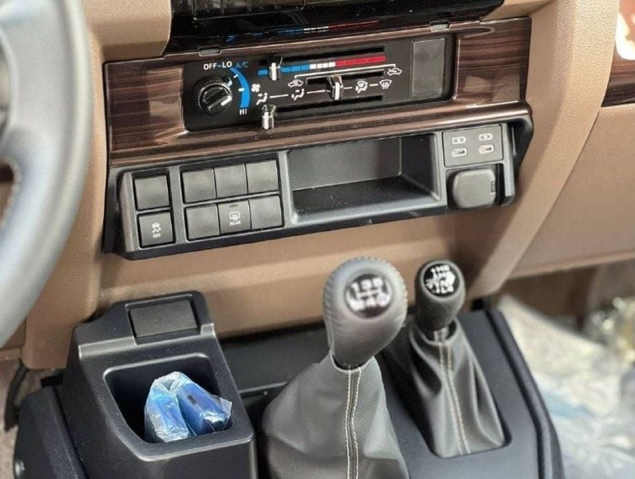 تويوتا لاند كروزر 70 LC76 4.0L PTR M/T // 2024 // HIGH OPTION WITH DVD & BACK CAMERA , POWER WINDOWS , COOL BOX // SPECIA