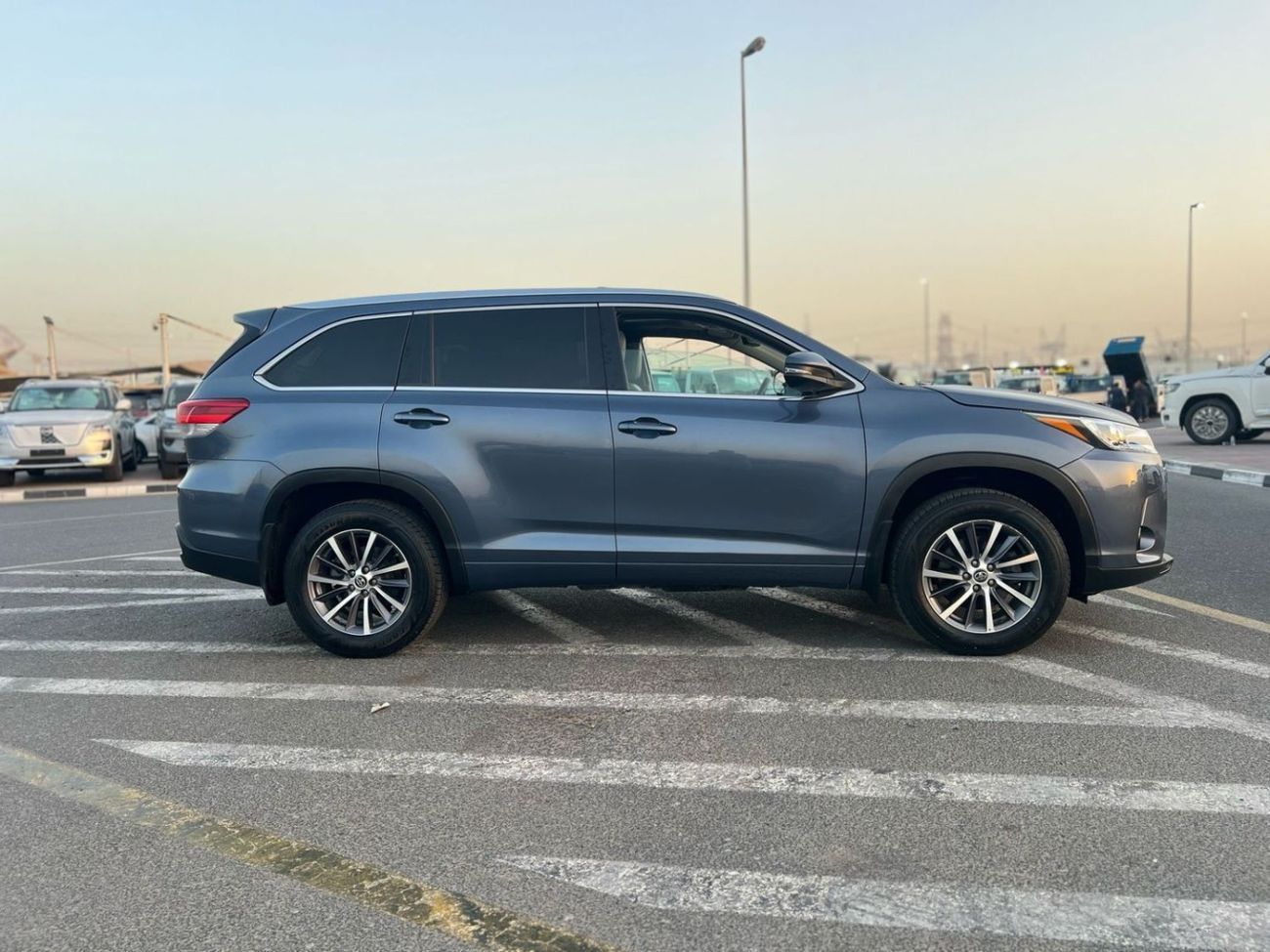 Toyota Highlander 2018 TOYOTA HIGHLANDER XLE   3.5L V-6 //   4 WHEEL DRIVE - 4X4 // SUNROOF //  PUSH START   // LEATHE