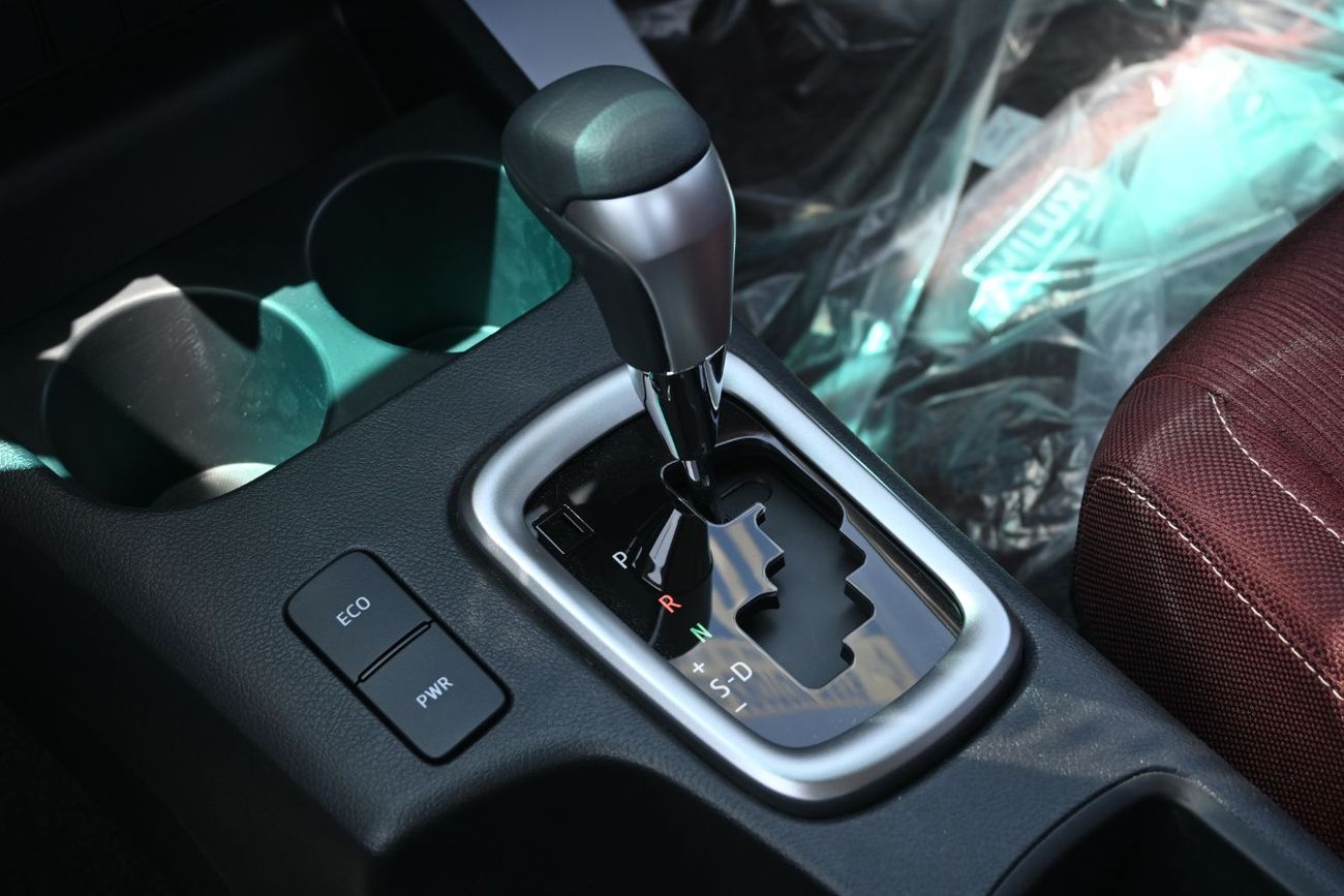 تويوتا هيلوكس Toyota Hilux SR5 GLXS 2.7L Petrol, Automatic 4WD, Model 2025, Color White