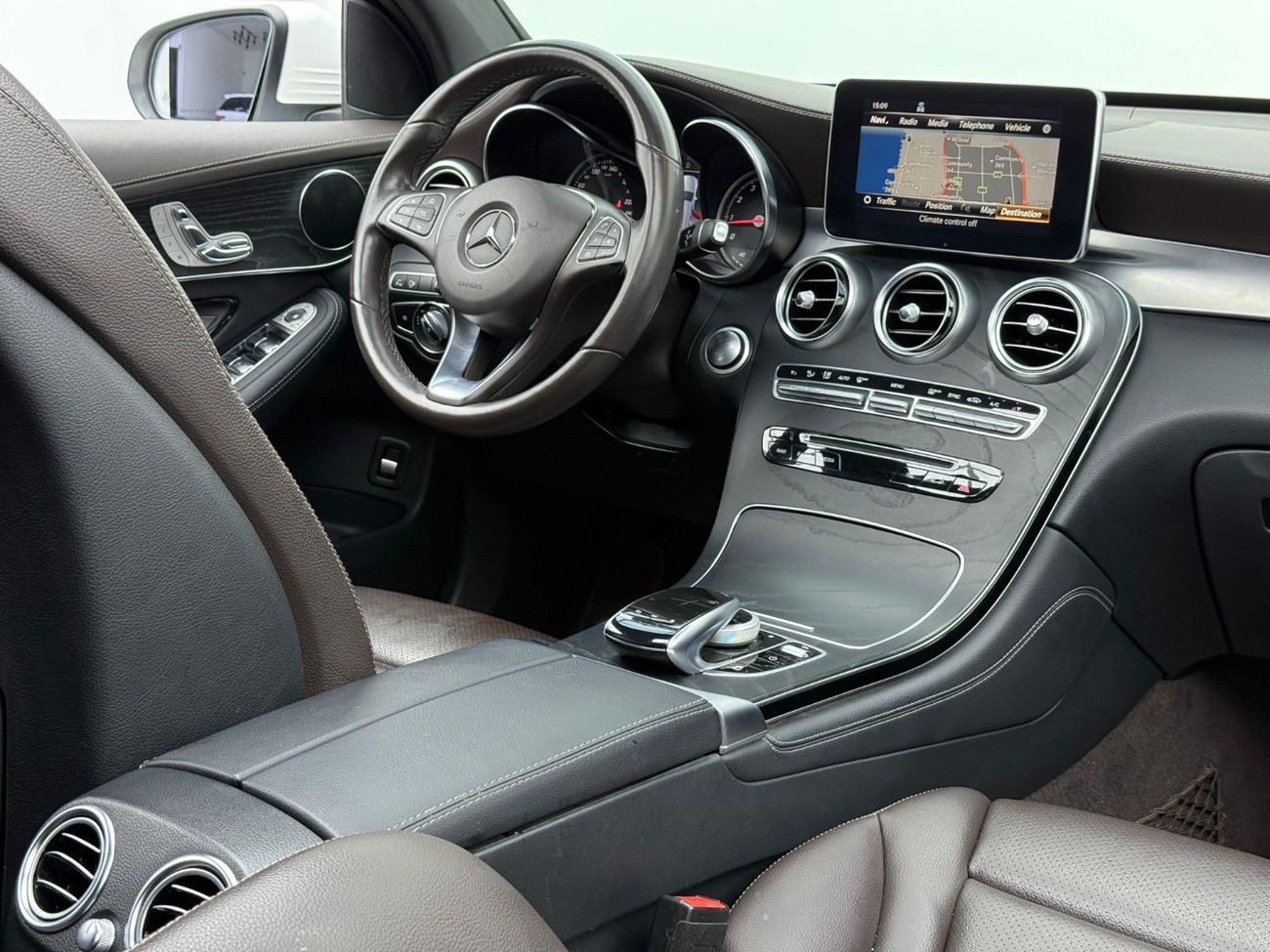 Mercedes-Benz GLC 250 4MATIC 2.0L 2019 Mercedes-Benz GLC 250 4MATIC, 1 Year Warranty, Service History, GCC