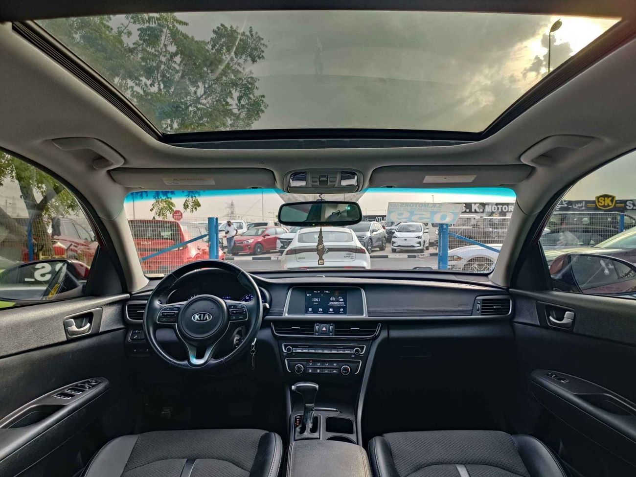 Kia Optima V4 / 2.4L / PANORAMIC ROOF / FULL OPTION LOW MILEAGE(LOT # 41058)