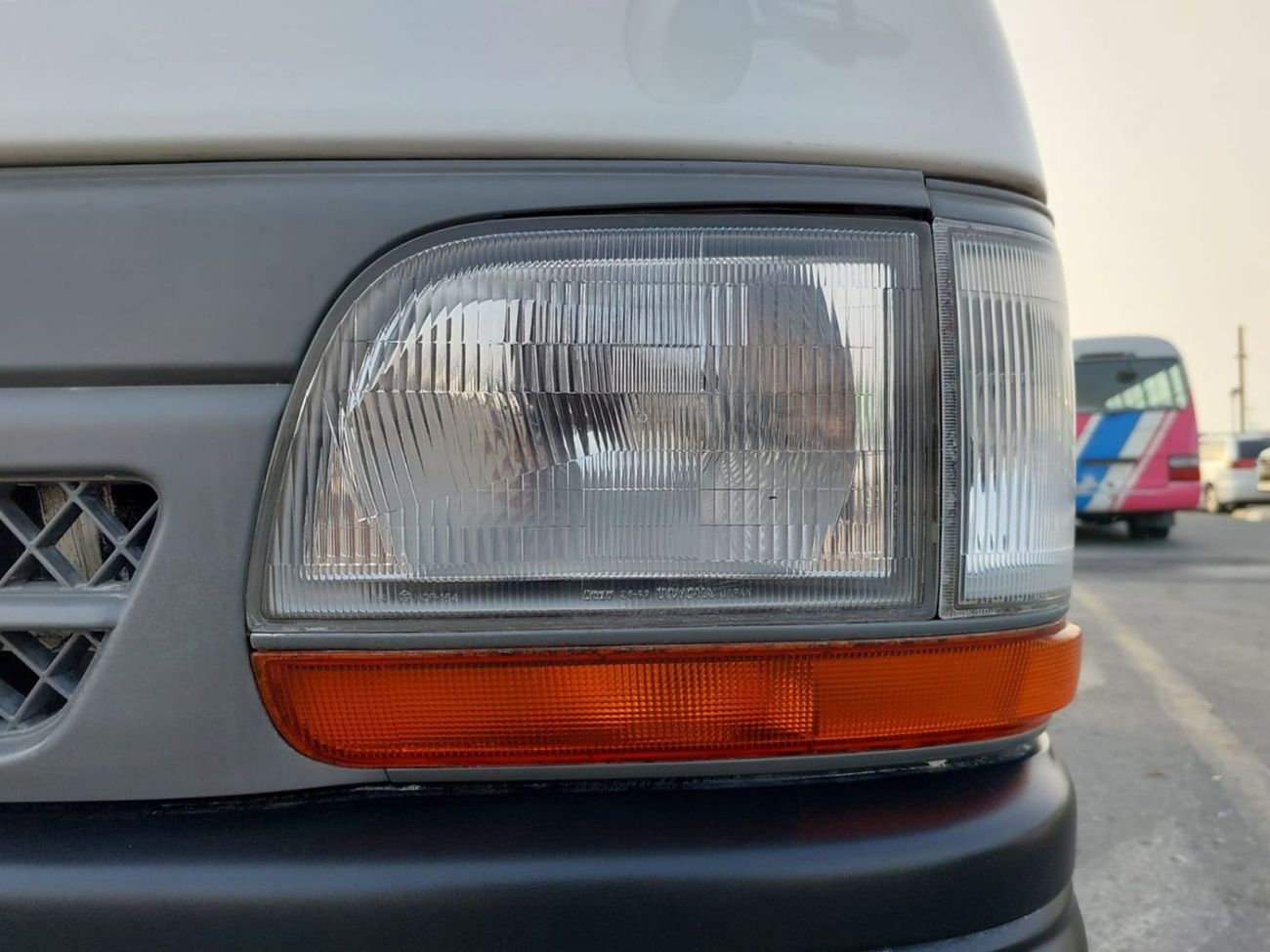 Toyota Hiace TOYOTA HIACE COMMUTER VAN RHD 2002 MODEL 3.0 L DIESEL AUTOMATIC(PM10827)