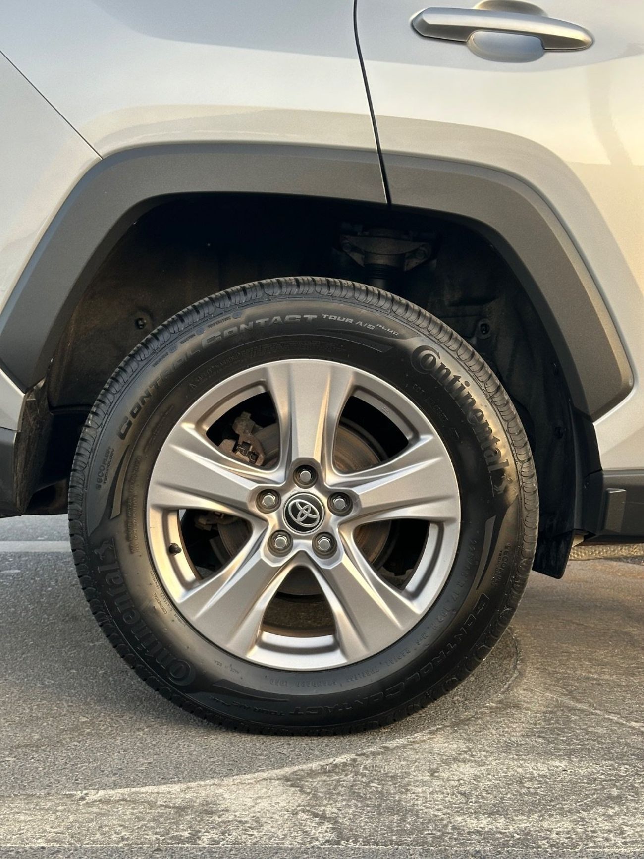 تويوتا راف ٤ XLE 2.5L