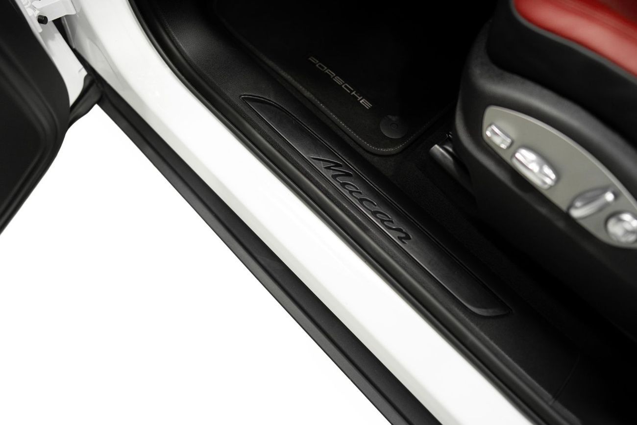 بورش ماكان PORSCHE MACAN BASE | DEALER WARRANTY | GCC | PANORAMIC ROOF SYSTEM | APPLE CAR PLAY AND ANDROID