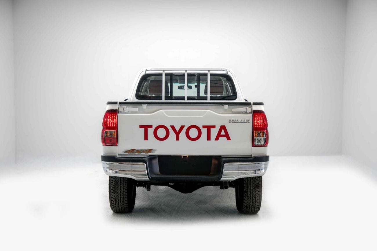 تويوتا هيلوكس 2.7L - Super White Inside Red | Export Only