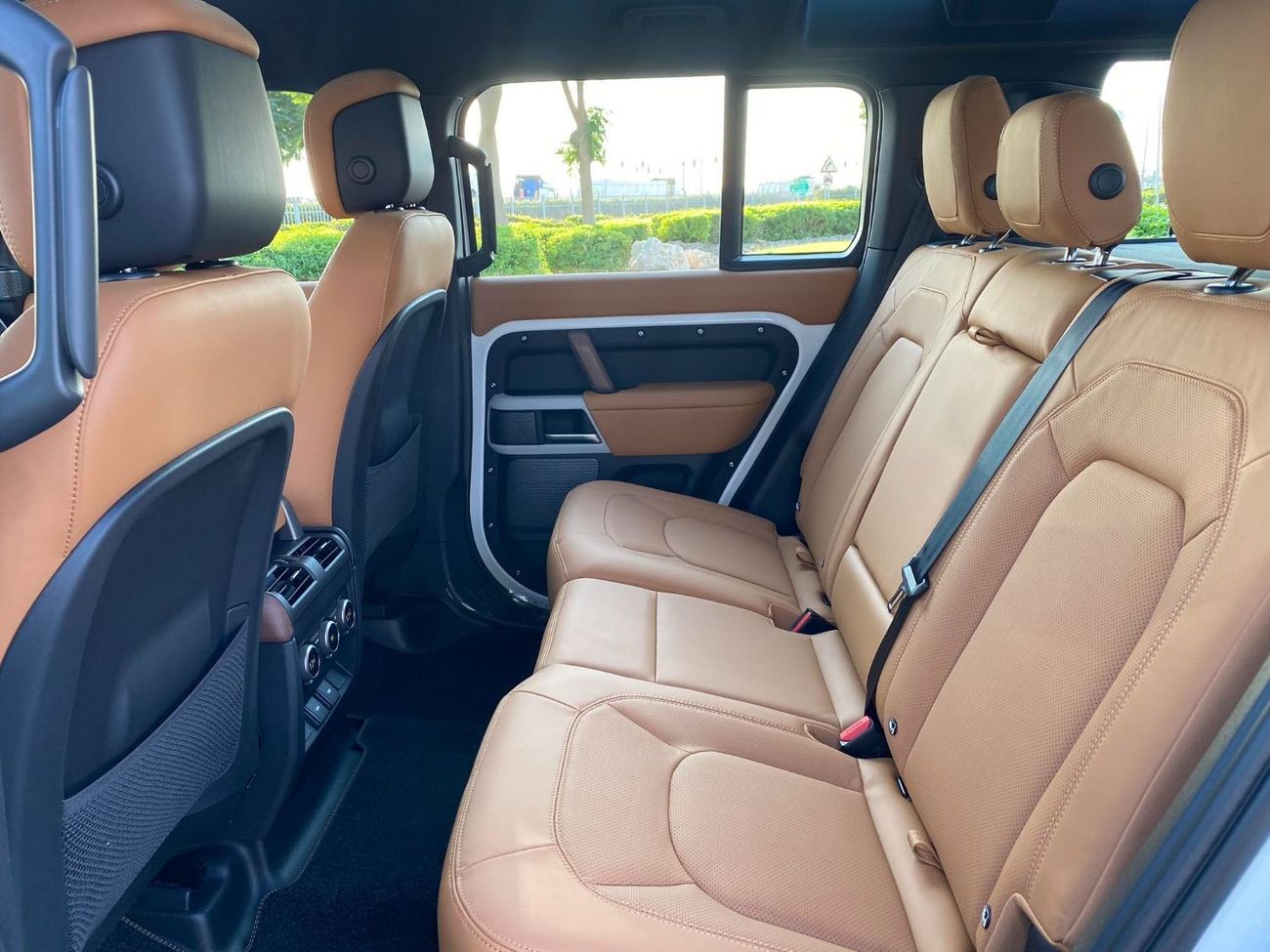 Land Rover Defender GCC SPEC UNDER WARRANTY AND SERVICE CONTRACT